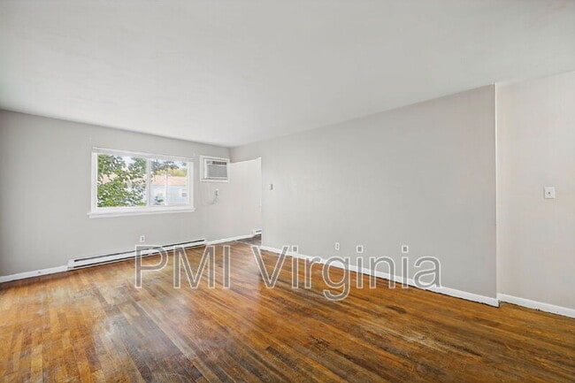 Building Photo - 2414 Courtney Ave