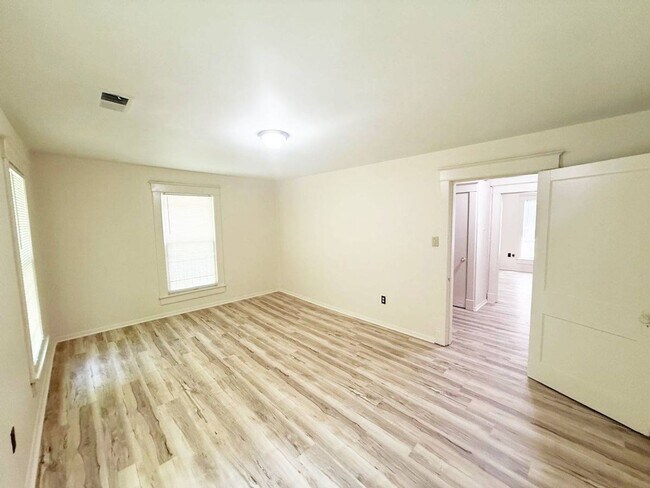 Building Photo - 446 Buntyn St