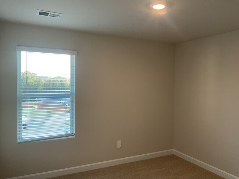 Building Photo - 300 Granby Trl