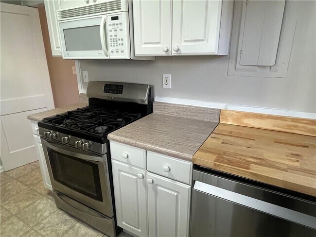 Building Photo - 1192 Kingsley Cir NE