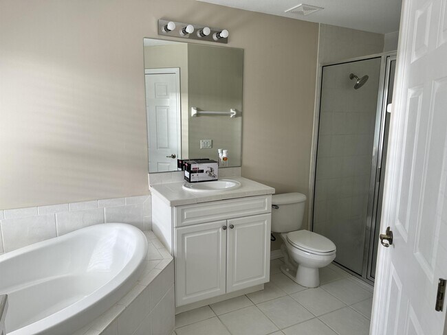 Building Photo - 3927 SW 16th Pl