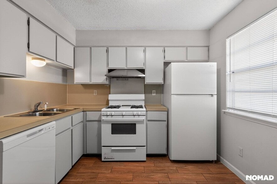 Building Photo - 1600 W Braker Ln