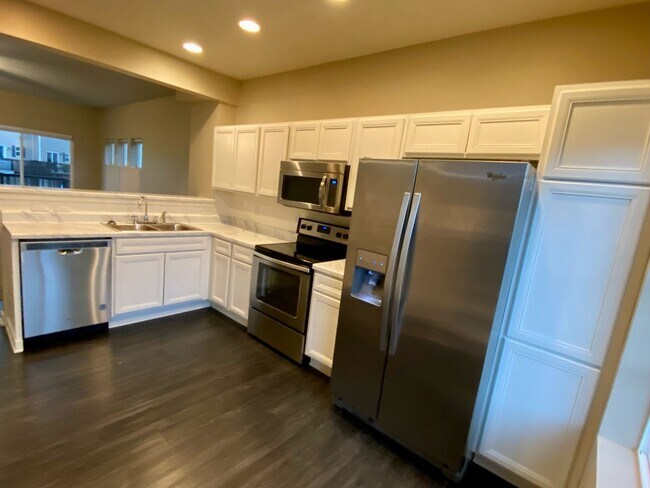 Building Photo - Sublease - 3 Bedroom Ankeny Townhome Avail...