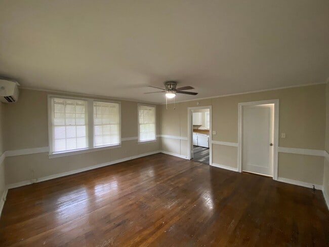 Building Photo - Unique Garage Studio Unit in St. Nicholas Area!