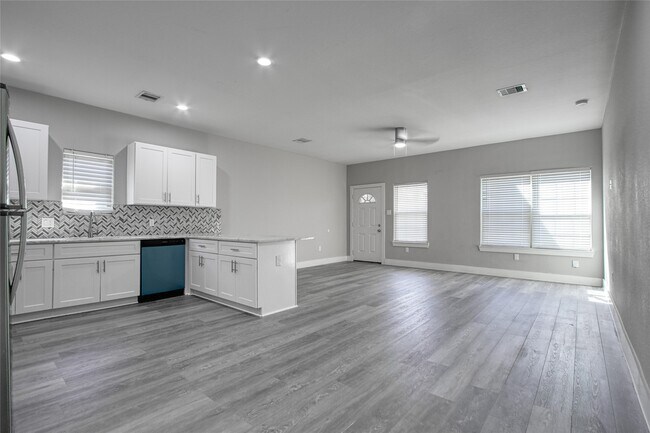 Building Photo - 9306 Bean St