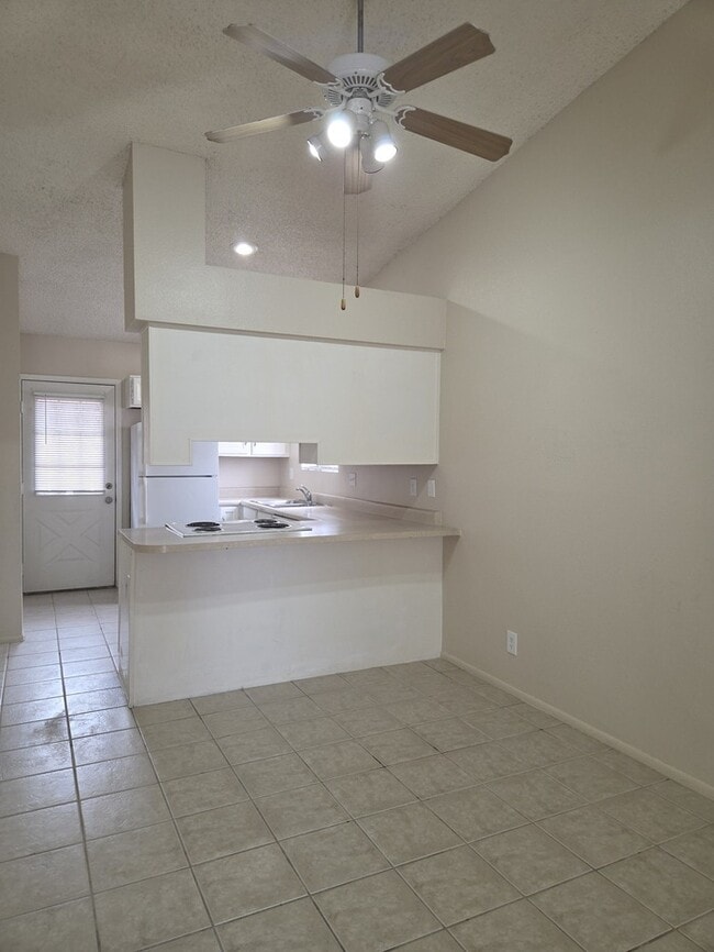 Building Photo - 2 bedroom 1 bath with covered parking