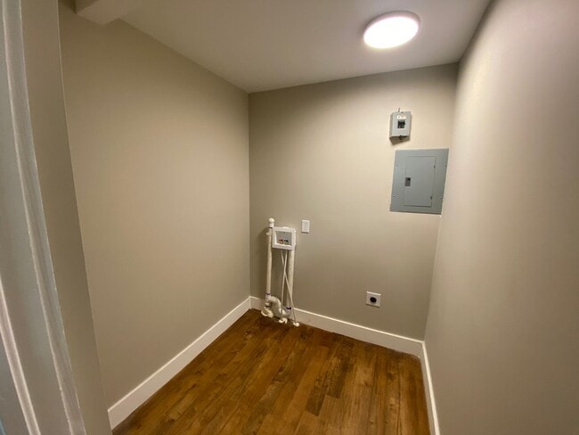 Building Photo - Freshly renovated 4 bedroom 2 bathroom hou...