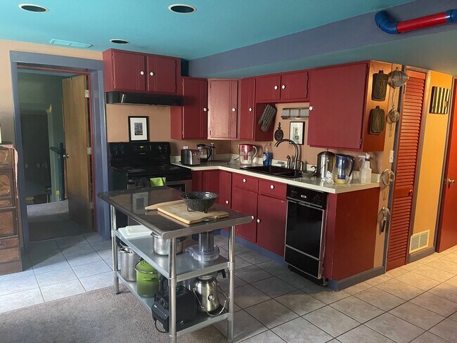 Building Photo - Furnished 2 Bedroom Garden Level ADU in Upper Table Mesa Near Bear Creek Park