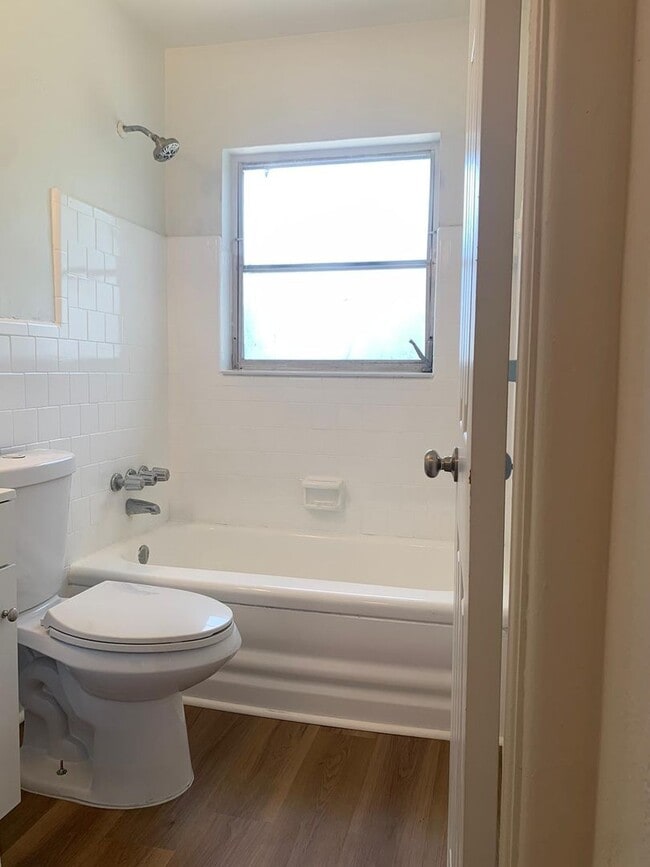 Building Photo - Updated 3 Bedroom 2 Bath in Central Gulfport