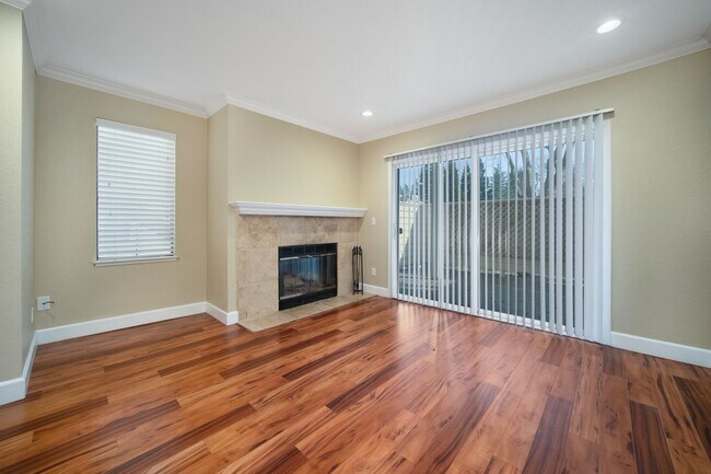Building Photo - Updated 2 bed/2 bath Condo in Crestview Avaliable NOW!!! - $2,800/mo