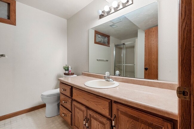 Building Photo - 5 BEDROOM 4.5 BATH PRIVATE BACKYARD