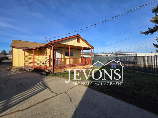 Building Photo - Move-in special: Get $500 off your first month’s rent!