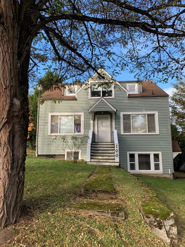 Building Photo - 100 Renton Triplex