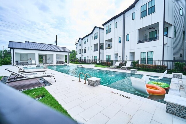 Building Photo - 2802 Grand Fountains Dr