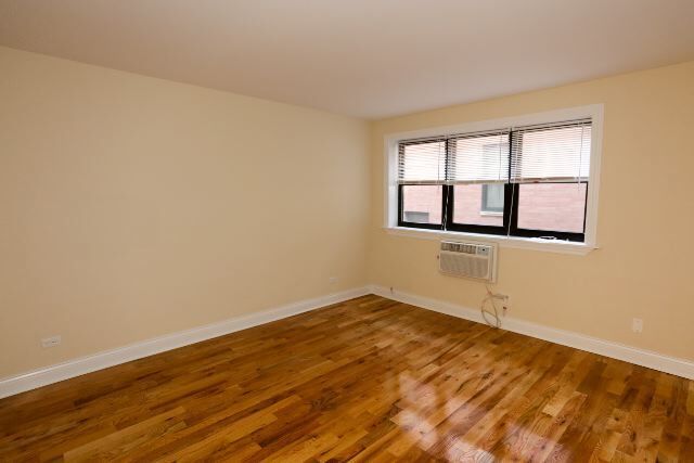 Building Photo - 558 W Arlington