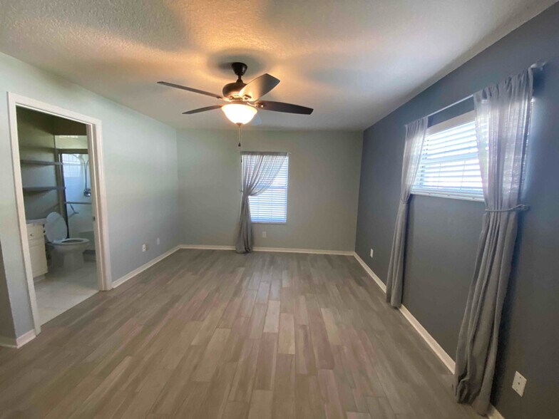 Building Photo - 3915 E Lake Todd Dr