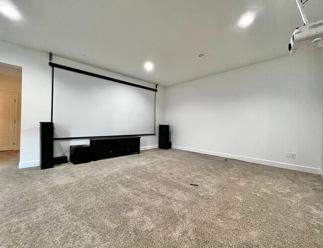 Building Photo - 5636 Bay Hl Dr