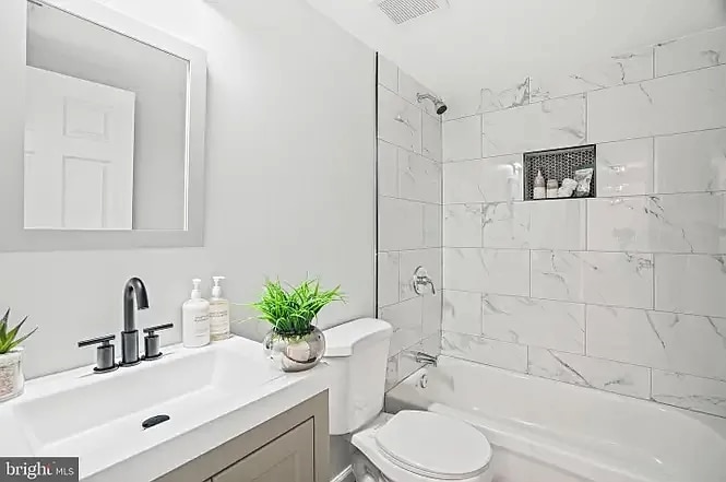 Building Photo - 1240 Holbrook Ter NE