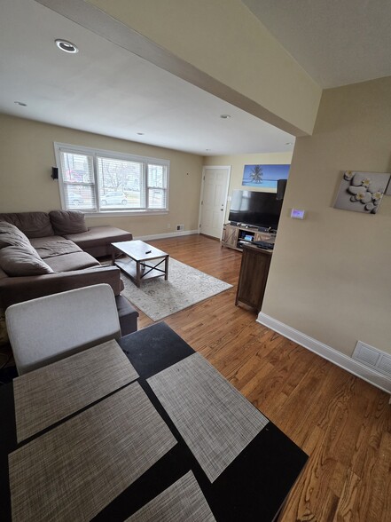 Building Photo - 223 Ray St