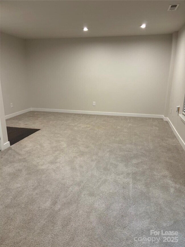 Building Photo - 1708 Town Oak Ln