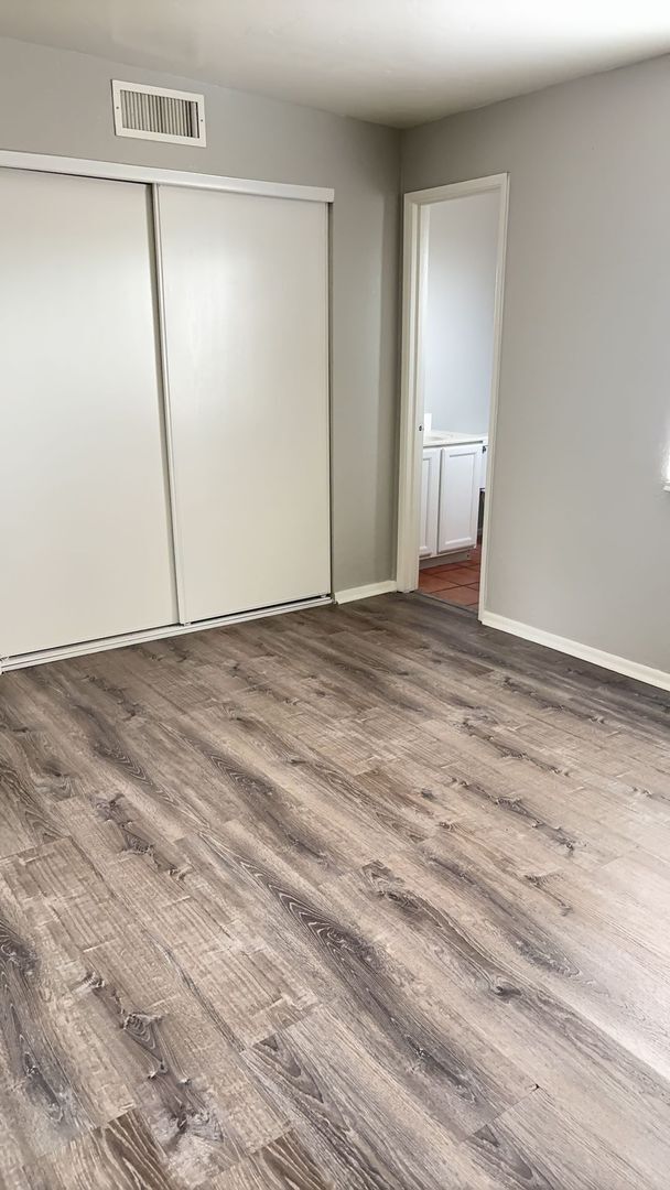 Building Photo - Beautiful 3 bedroom, 2 bath townhouse available