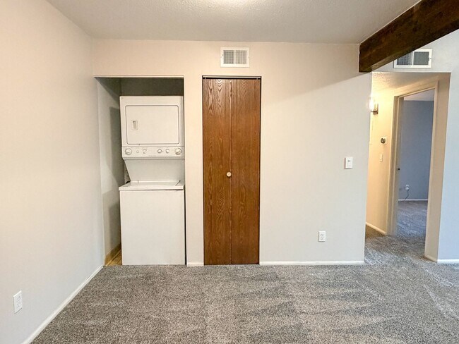 Building Photo - Move-in Incentive!