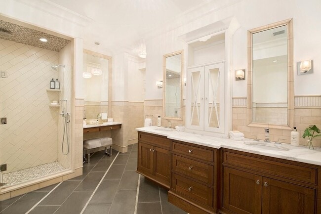 Building Photo - 313 1st St