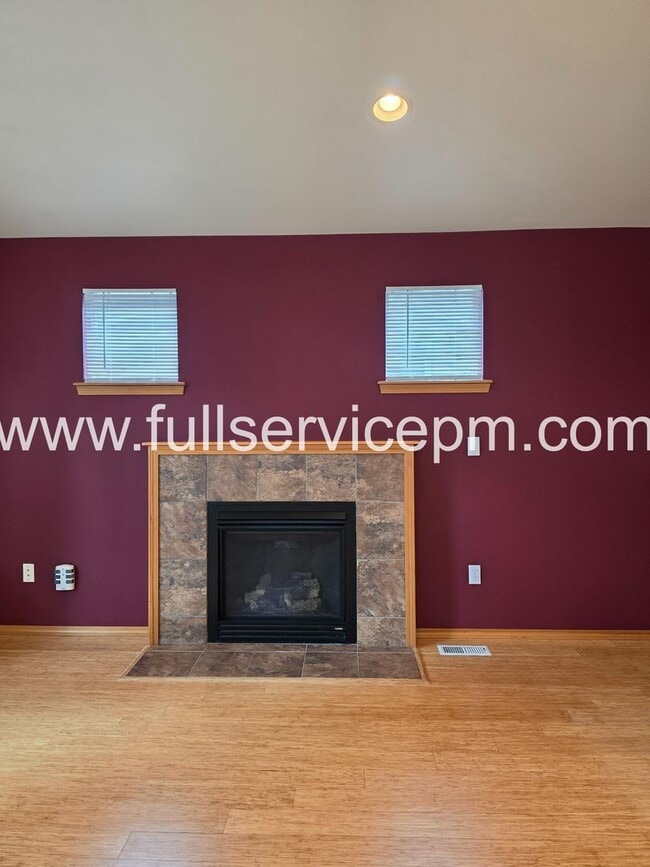 Building Photo - Private Drive Townhome Near Stone Ave N | 3 Bed, 2 Bath, 2-Car Garage, Deck + Fenced Yard