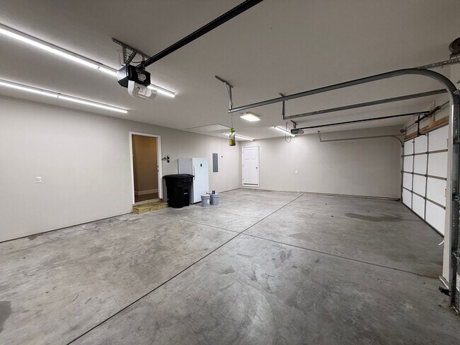 Building Photo - ****MOVE-IN SPECIAL**** Gorgeous 4Bedroom ...