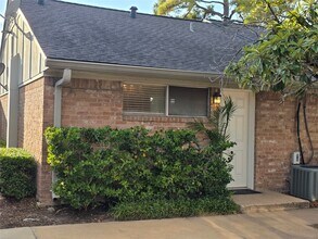 Building Photo - 1016 E Tri Oaks Ln