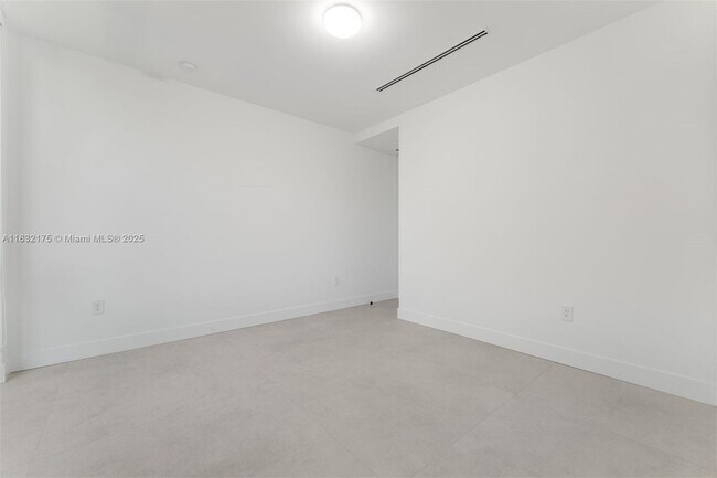 Building Photo - 3270 Gifford Ln