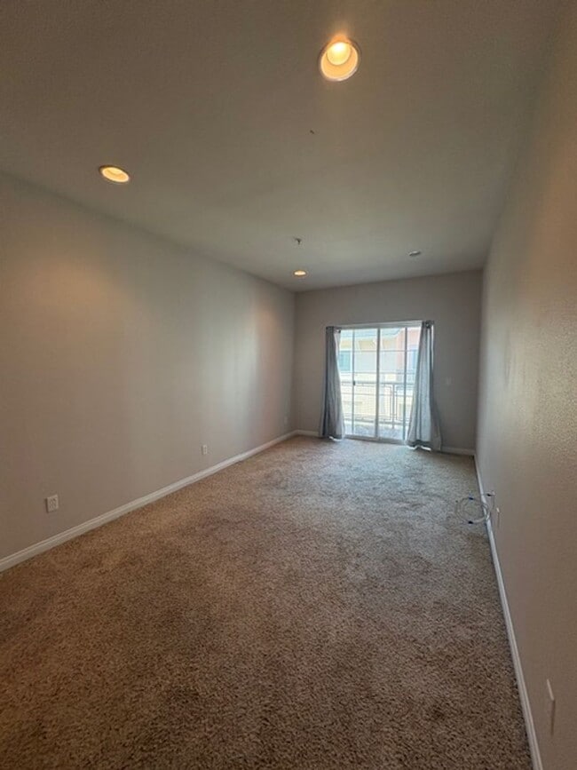 Building Photo - 824 Lawrence Dr