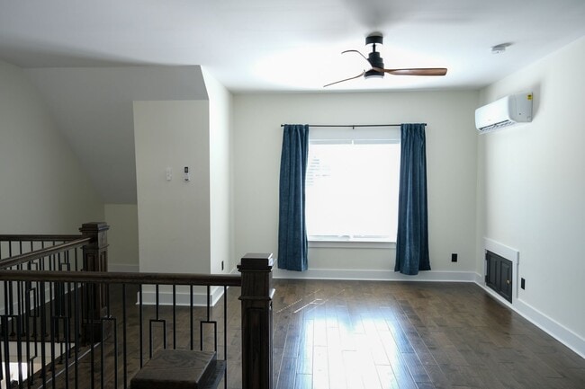 Building Photo - 5 Bedroom/4 Bath house in Prime Location!