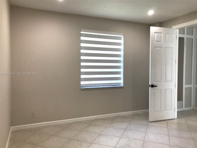 Building Photo - 2501 Poinciana Dr
