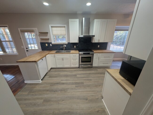 Building Photo - 717 Windsor Dr SE