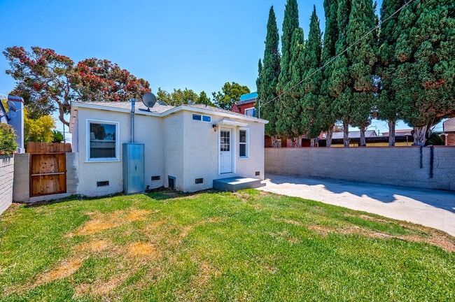 Building Photo - 8807 Cimarron St