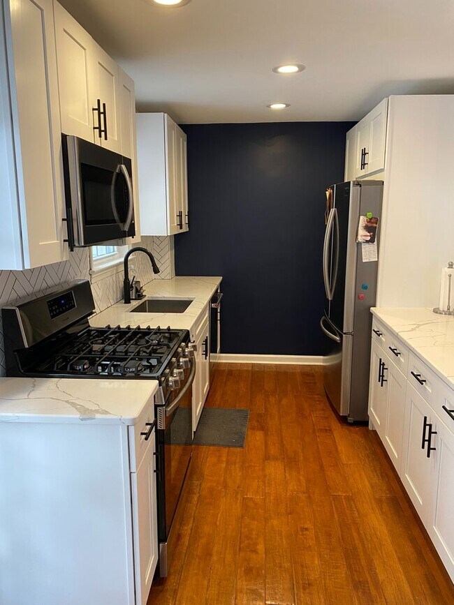 Building Photo - Gorgeous 3-Bedroom Townhouse in Ardmore! Available mid-September!