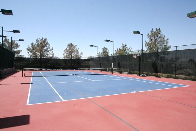 Building Photo - 2 bed w/den, 2 bath, 2 car single story house