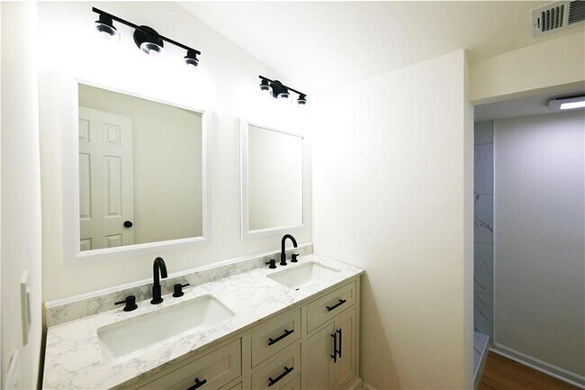 Building Photo - 88 Lucia Dr SE