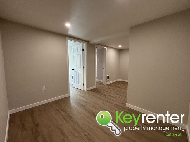 Building Photo - One of a Kind Multi-level Home in Tacoma!