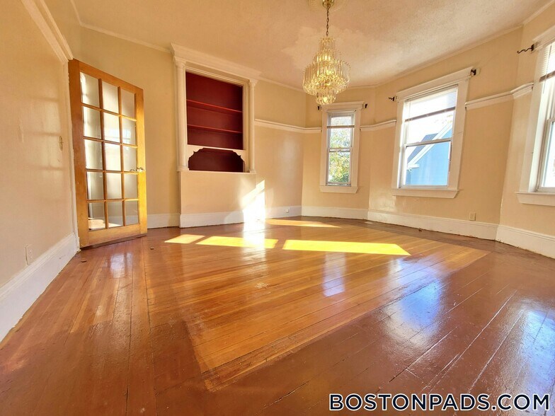 Building Photo - 110 Howland St