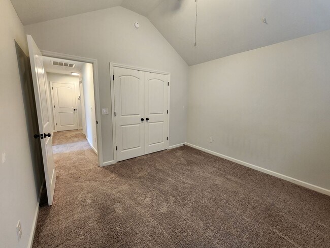 Building Photo - 4 Bedroom Ranch in Willow Oak Village