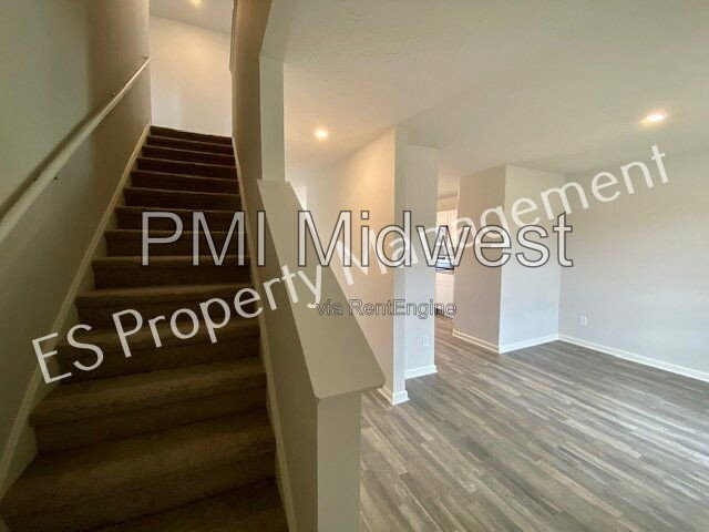 Building Photo - 2608 W Kings Cyn Dr