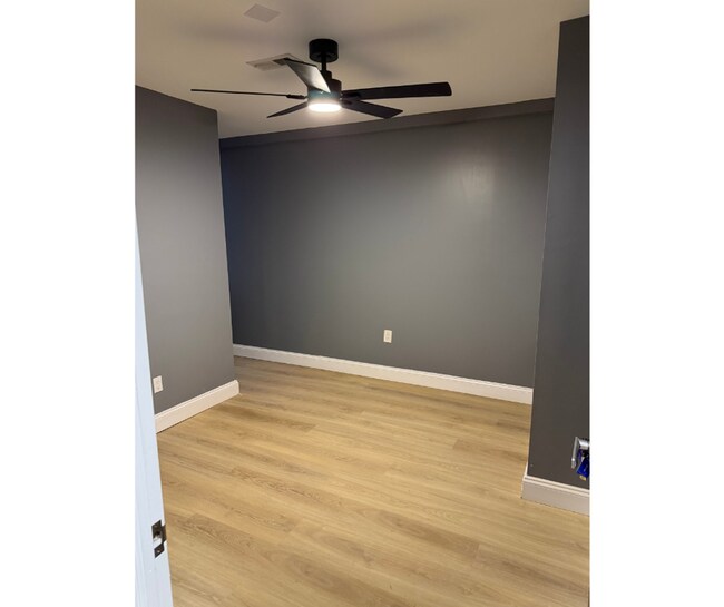 Building Photo - 427 S Augusta Ave