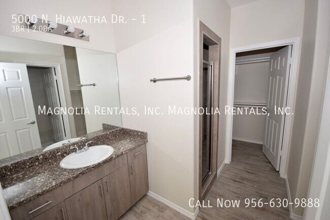 Building Photo - 5000 N Hiawatha Dr