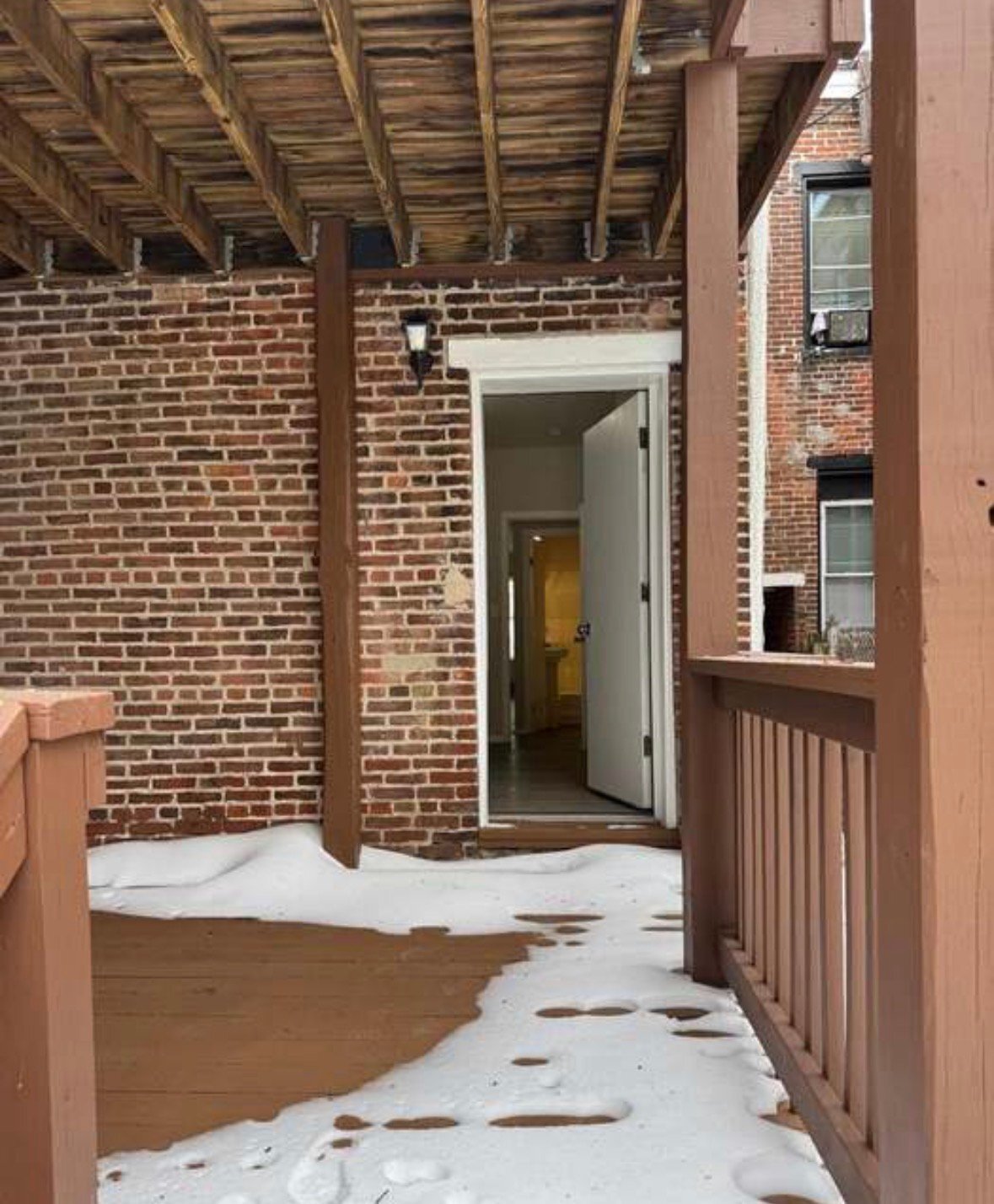 Building Photo - 731 W 4th St