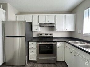 Building Photo - Spacious 2 Bed, 2 Bath Townhome in Overlan...