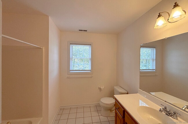 Building Photo - 967 Tunxis Hill Rd