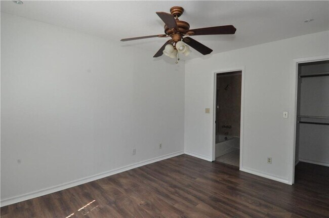 Building Photo - Fantastic Floorplan & Walking Distance To ...