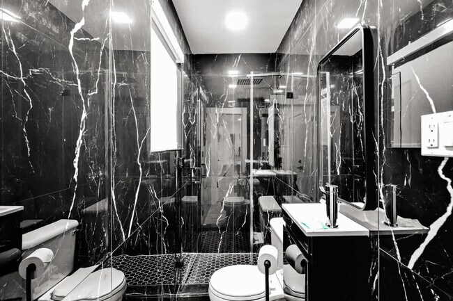 Building Photo - 17621 NE 7th Ave